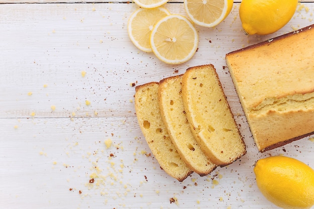 Bolo de limão com frutas na superfície de madeira branca