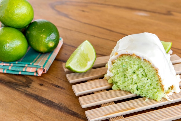 Bolo de limão com limão em fundo de madeira