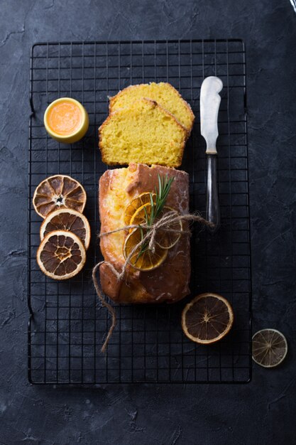 Bolo de limão em fundo de madeira rústico com limão