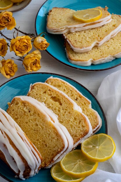 Bolo de limão. Fatias de bolo de limão na placa azul. Sobremesa caseira simples para o café da manhã.