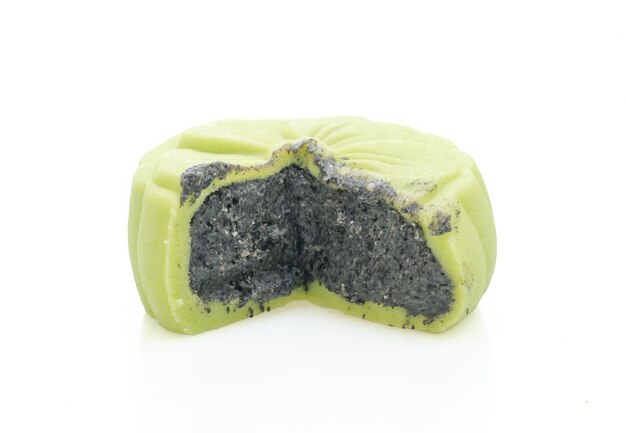 Bolo de lua chinês com sabor de chá verde com gergelim preto isolado no fundo branco