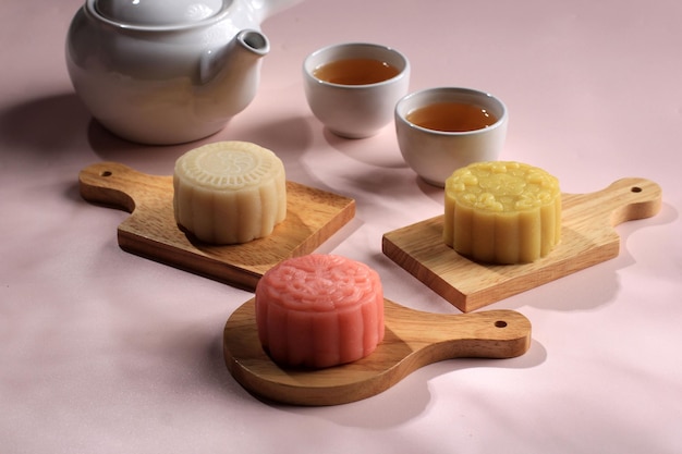 Bolo de lua colorido de pele de neve doce mochi mooncake sobremesa doce tradicional para o festival do meio do outono servido com chá