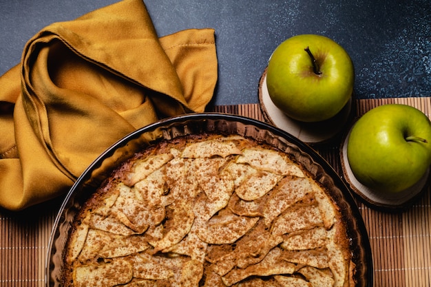 Bolo de maçã caseiro doce com canela