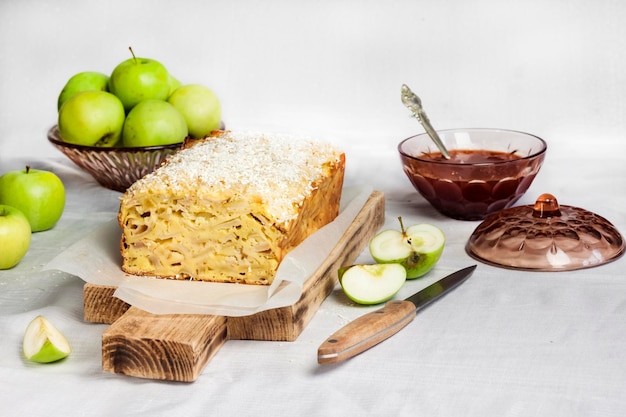 Bolo de maçã e coco na tábua de madeira