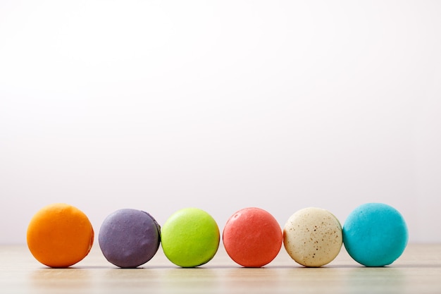 Foto bolo de macaron ou macaroons em fundo pastel com espaço de cópia, sobremesa doce e colorida