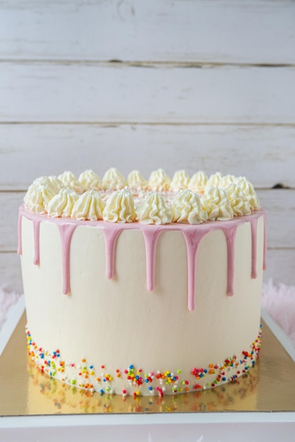 Bolo de manteiga com ganache de chocolate branco e granulado de açúcar colorido