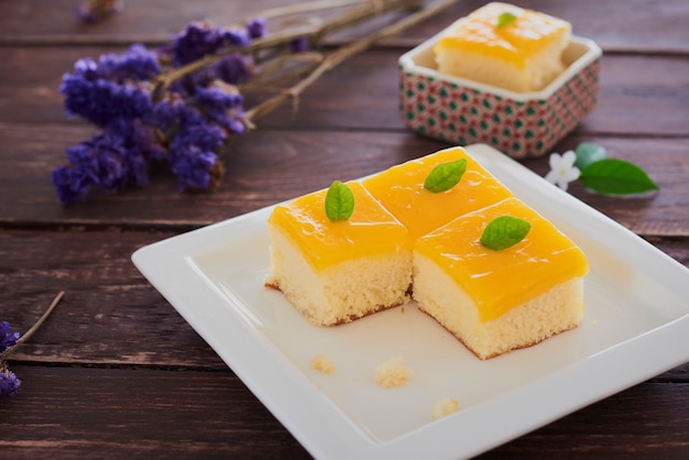 Bolo de manteiga de laranja pequena.