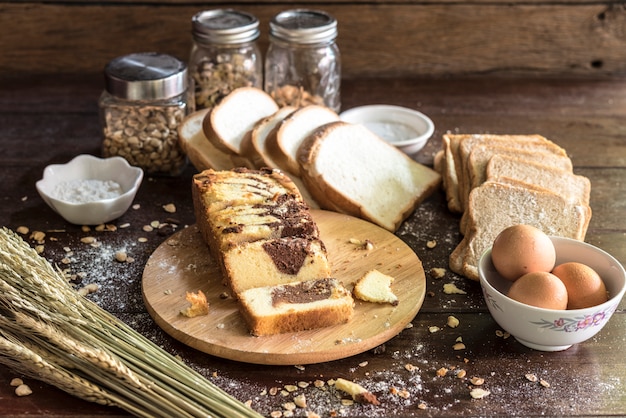 Bolo de mármore de chocolate com pão e ingrediente