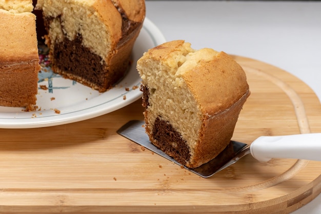 Bolo de mármore em um prato uma fatia retirada caseira