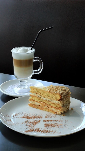 Bolo de massa folhada e creme de café na mesa Foto Premium