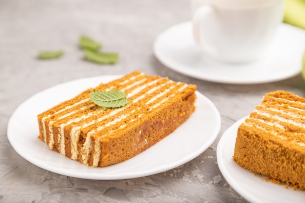 Bolo de mel caseiro com creme de leite e menta com uma xícara de café