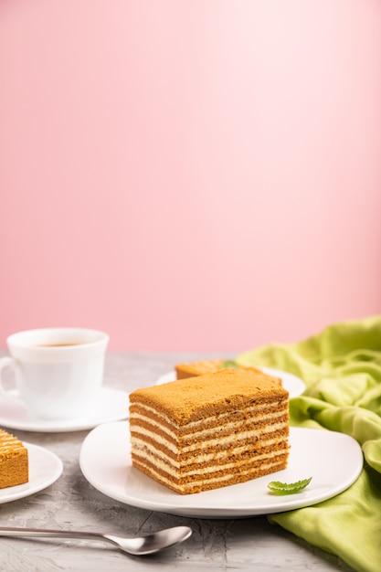 Bolo de mel caseiro com creme de leite e menta com uma xícara de café