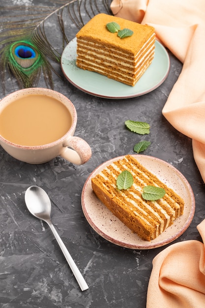 Bolo de mel caseiro com creme de leite e menta com uma xícara de café