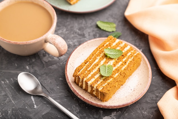 Bolo de mel caseiro com creme de leite e menta com uma xícara de café