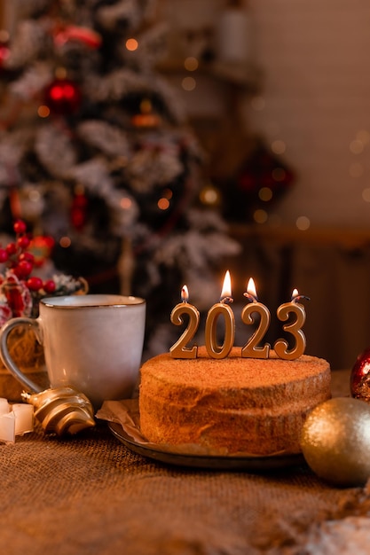 bolo de mel caseiro na cozinha com velas 2023 Ano novo aconchegante em casa Feliz Natal