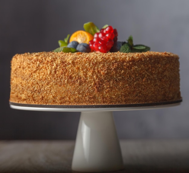 Bolo de mel com caramelo para diabéticos decorado com fatias de romã de hortelã laranja e mirtilos