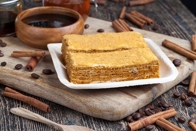 Bolo de mel cortado em pedaços na mesa