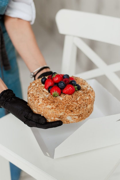 Bolo de mel doce diy com alimentos doces de frutas frescas