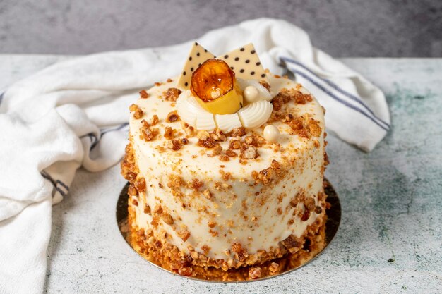 bolo de mel e avelã em um fundo de pedra bolo de aniversário de frutas e nozes em close