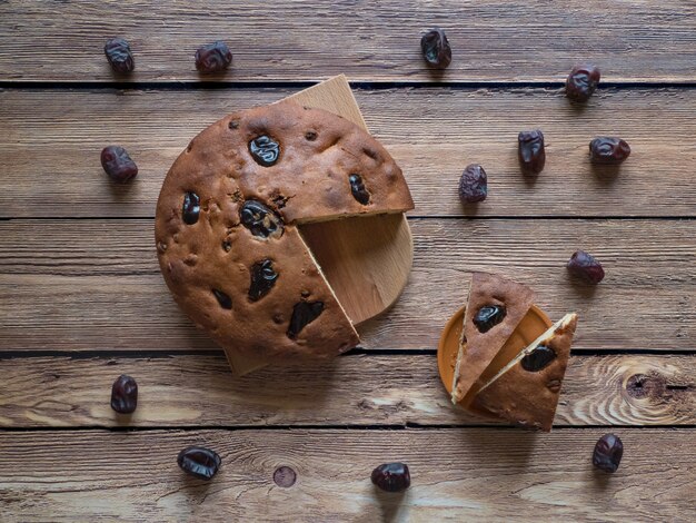 Bolo de mel e tâmaras numa superfície de madeira