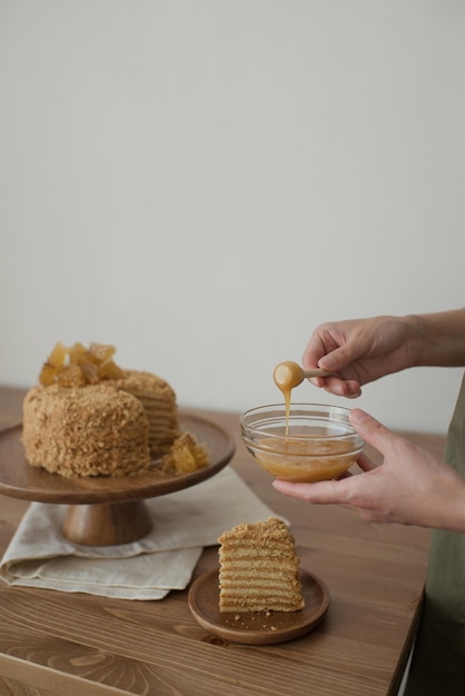 Bolo de mel em um suporte de madeira