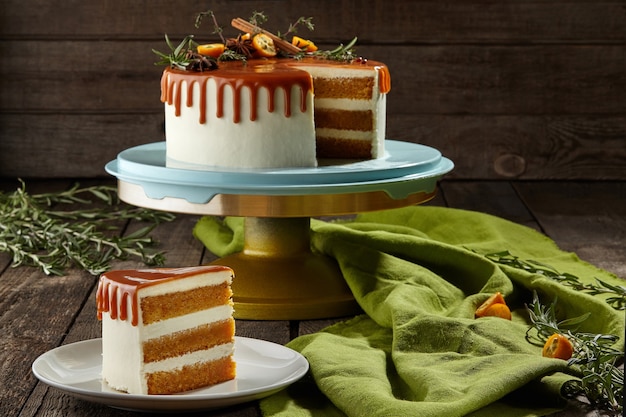 Bolo de mel fatiado com creme de mascarpone e cobertura de caramelo