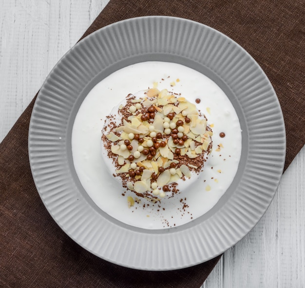 Bolo de merengue com creme de chocolate