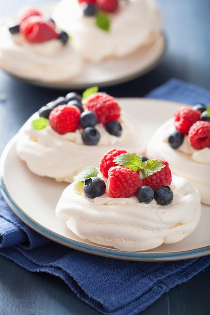 Bolo de merengue Pavlova com creme e bagas