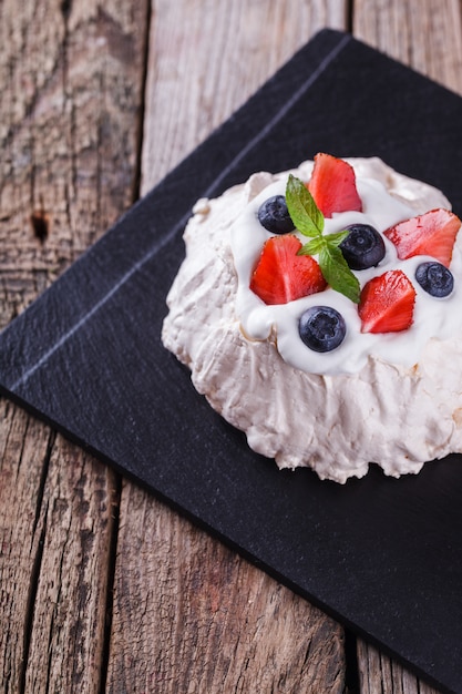 Bolo de merengue Pavlova com creme e berry