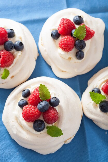 Bolo de merengue Pavlova com creme e frutas vermelhas