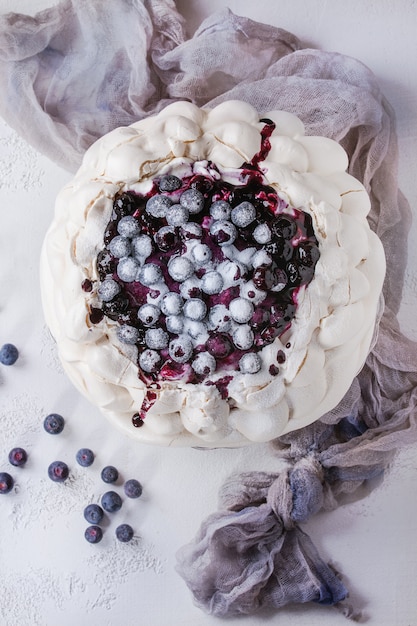 Bolo de merengue Pavlova com mirtilos