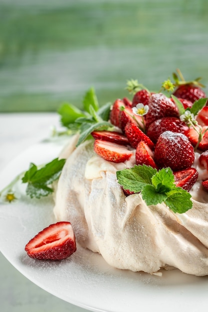 Bolo de merengue Pavlova decorado com morangos frescos e chantilly