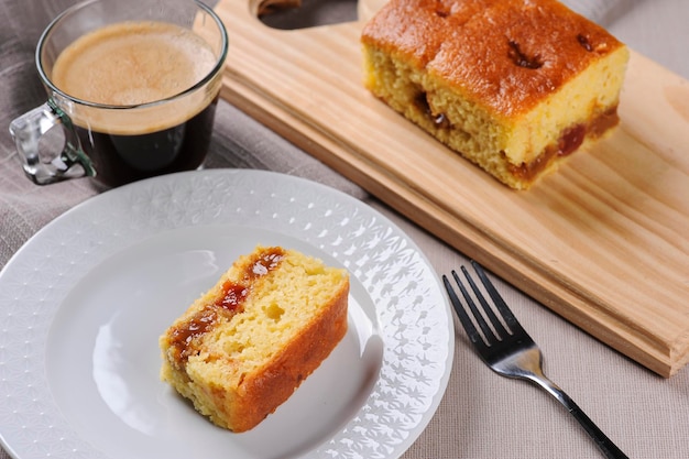 Foto bolo de milho brasileiro feito com um tipo de farinha de milho fuba bolo de fuba foco seletivo