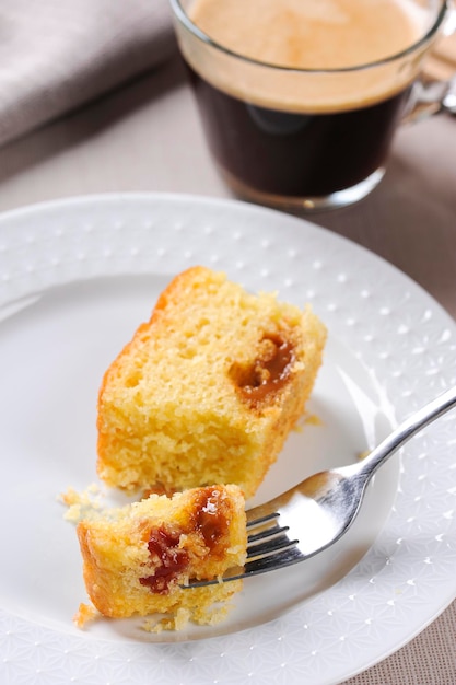 Foto bolo de milho brasileiro feito com um tipo de farinha de milho fuba bolo de fuba foco seletivo