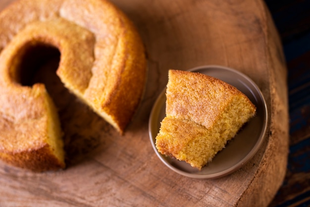 Bolo de milho brasileiro feito com uma espécie de farinha de milho