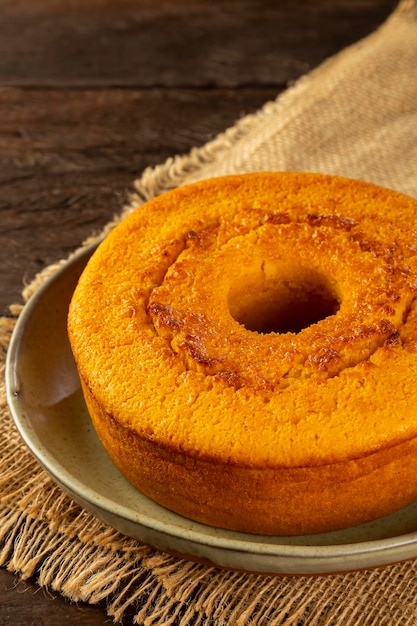 Bolo de milho delicioso na mesa Bolo típico brasileiro