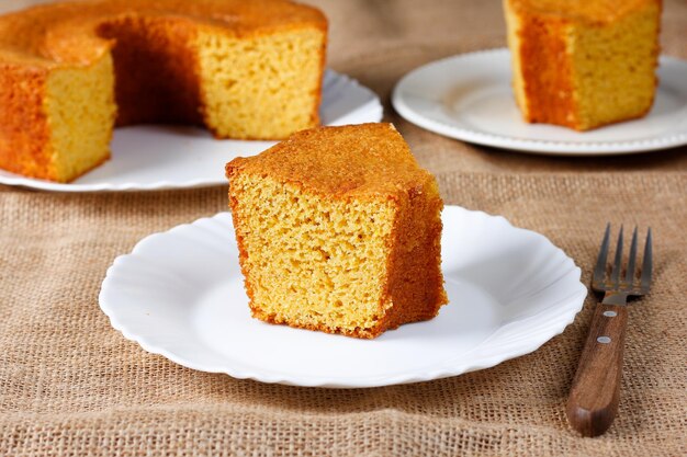 Foto bolo de milho em prato branco em mesa de madeira rústica comida típica de festa brasileira