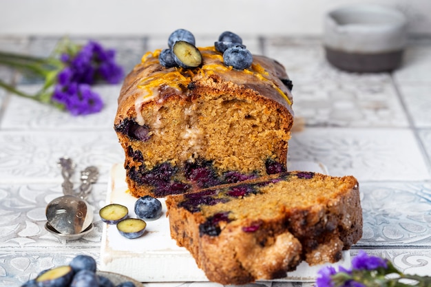 Bolo de mirtilo com raspas de laranja e açúcar de confeiteiro