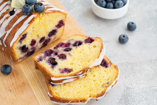 Bolo de mirtilo de limão com cobertura de limão e frutas frescas por cima com uma xícara de chá Copiar espaço