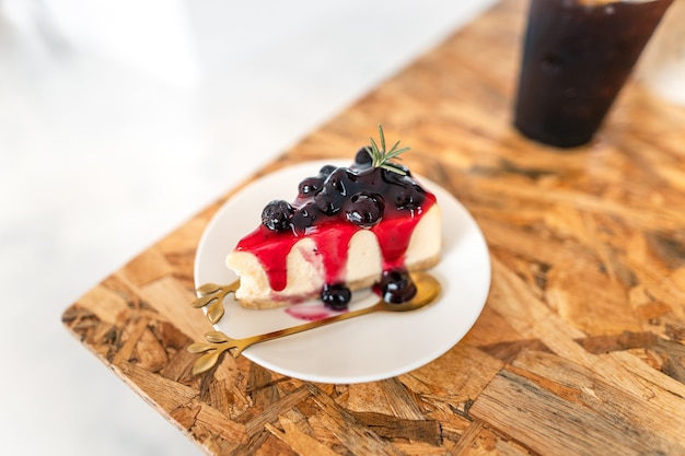 Bolo de mirtilo em um prato em um café, doces em um café