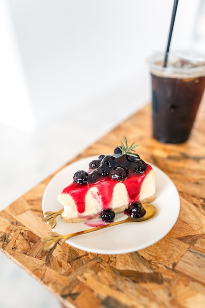 Bolo de mirtilo em um prato em um café, doces em um café