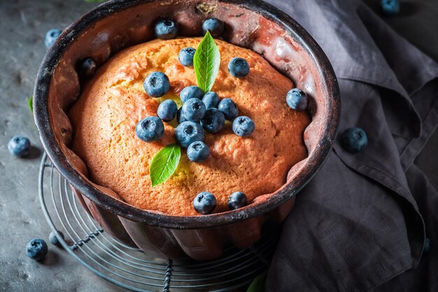 Bolo de mirtilos delicioso e quente com frutas frescas