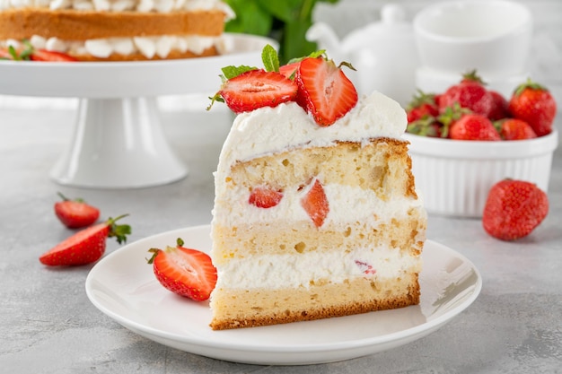 Bolo de morango bolo de baunilha com cream cheese e morangos Bolo de verão Foco seletivo