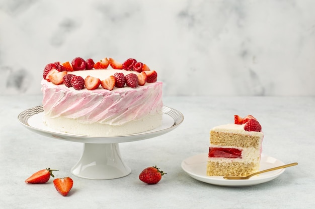 Bolo de morango bolo de esponja de morango com morangos frescos e creme de leite em um fundo branco