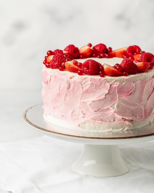 Bolo de morango bolo de esponja de morango com morangos frescos e creme de leite em um fundo branco