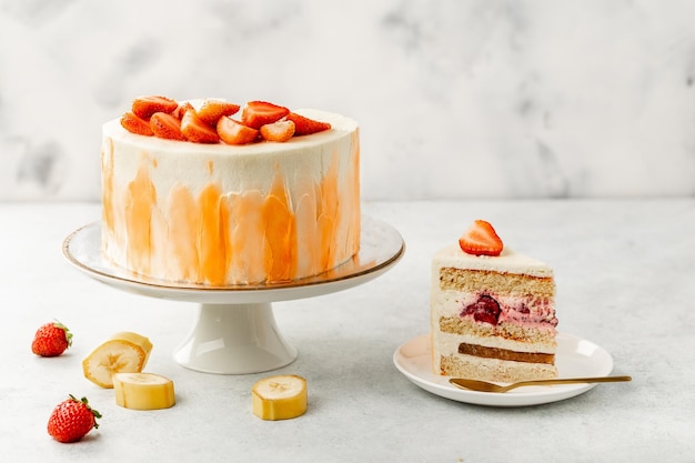 Bolo de morango bolo de esponja de morango com morangos frescos e creme de leite em um fundo branco