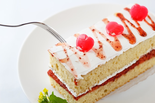 Bolo de morango com doces de coração para namorados doces.