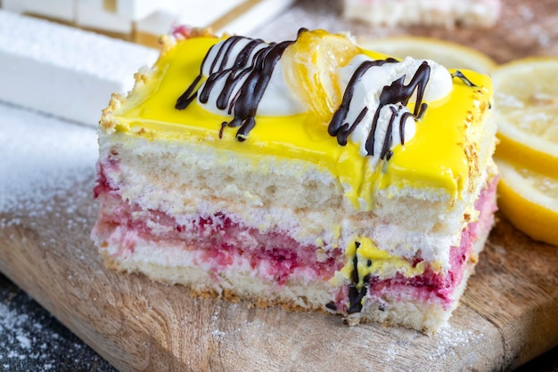 Bolo de morango com limão feito de várias camadas de bolos de diferentes sabores