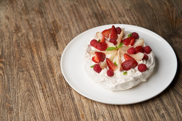 Bolo de morango com morangos frescos na chapa branca. sobremesa de restaurante de luxo