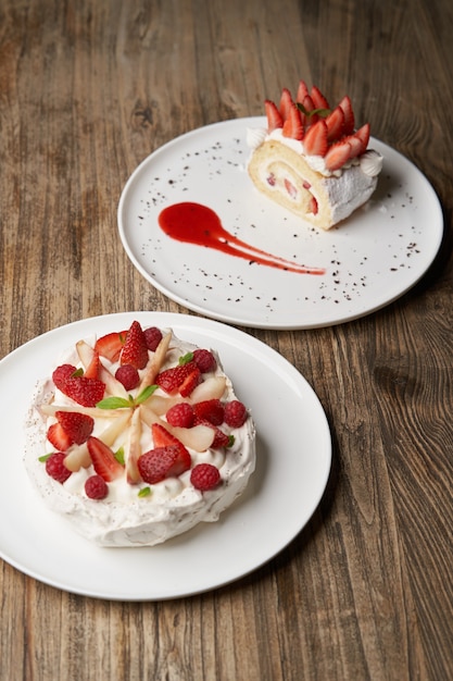 Bolo de morango com morangos frescos na chapa branca. Sobremesa de restaurante de luxo